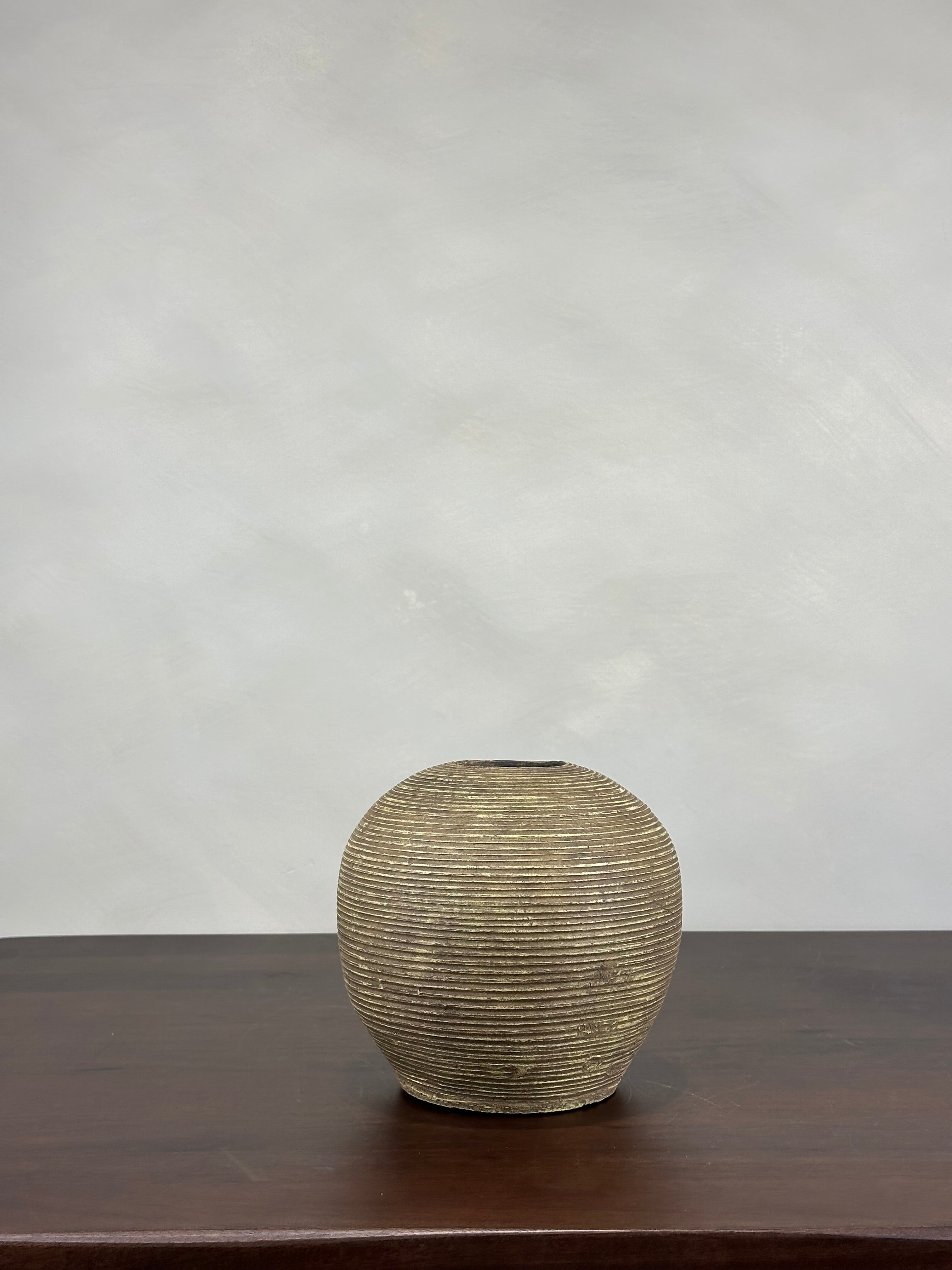 TEXTURED CERAMIC ROUND VASE