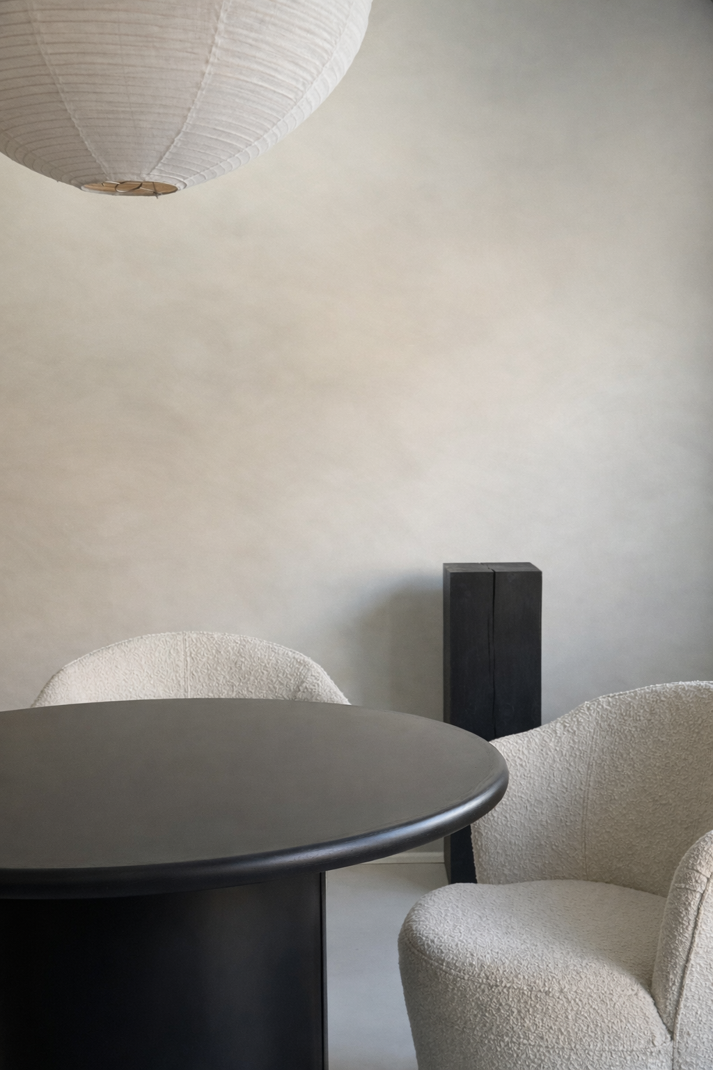 BLACK SOLID WOOD PEDESTAL