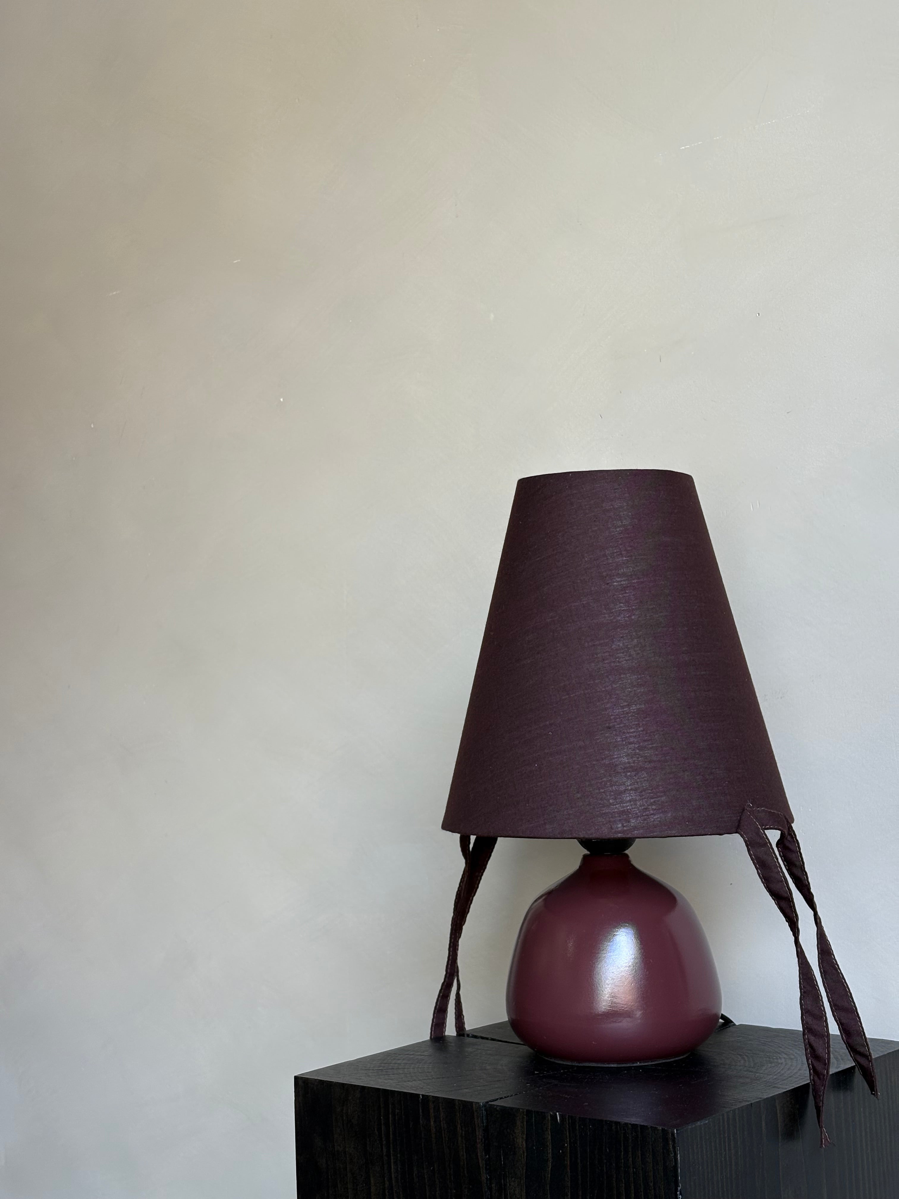 BURGUNDY TABLE LAMP WITH TASSELS
