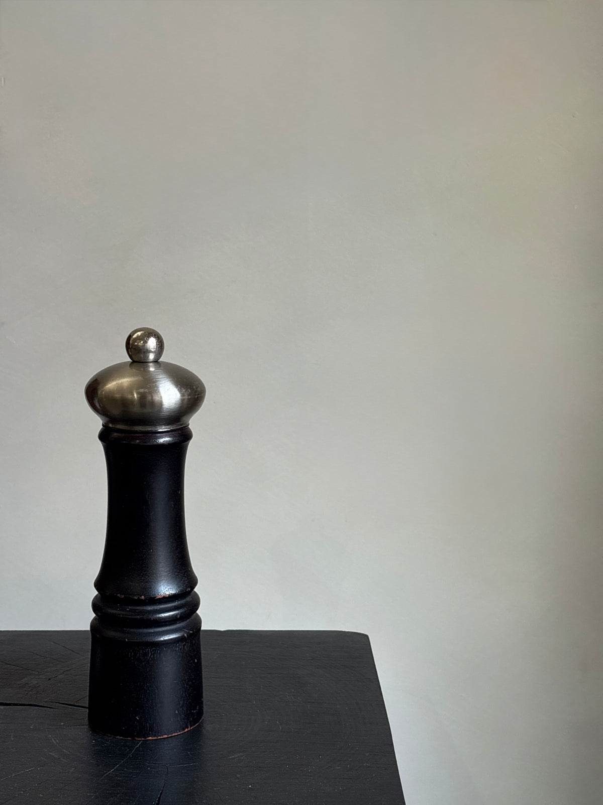 BLACK WOODEN PEPPER GRINDER
