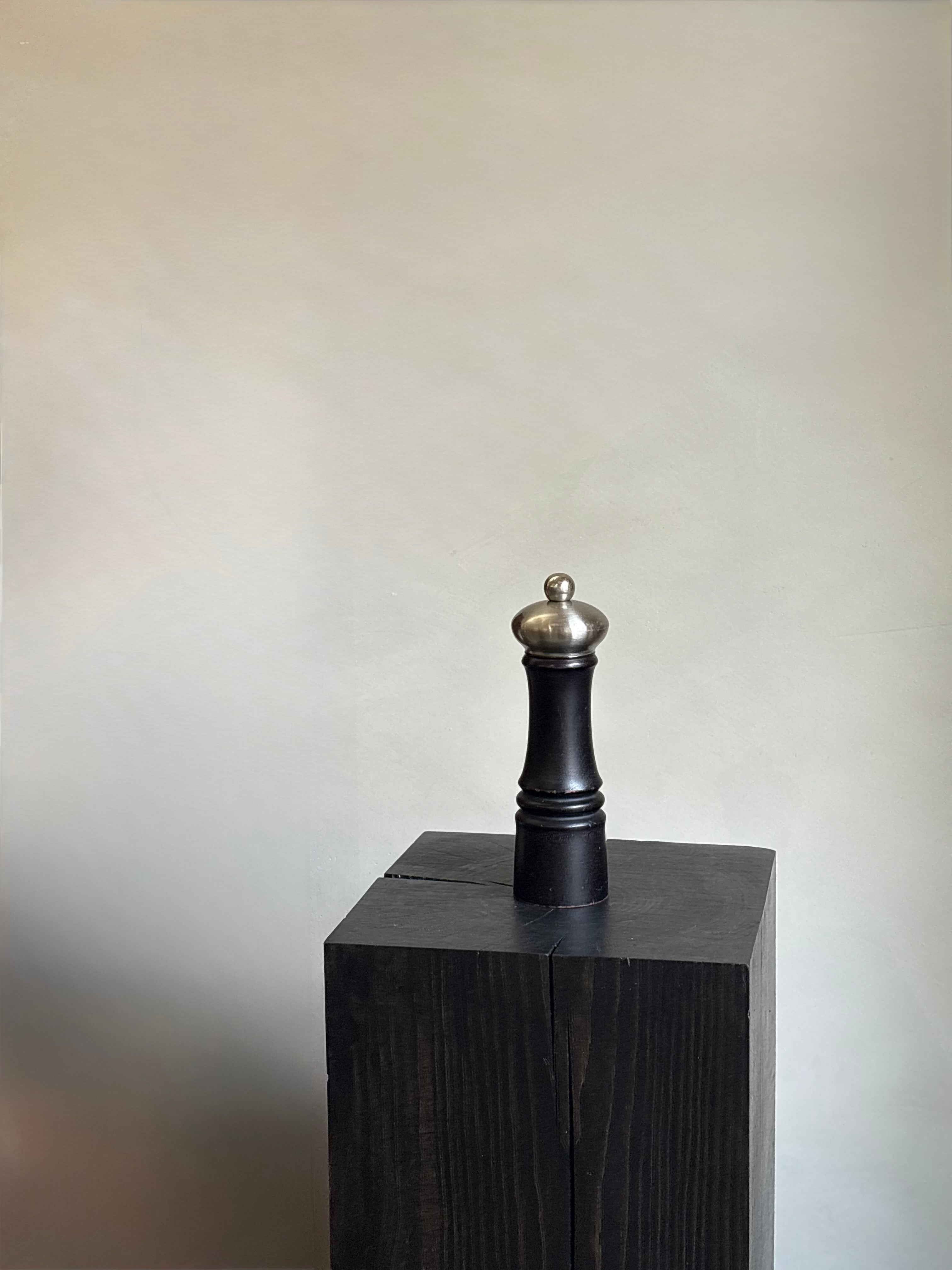 BLACK WOODEN PEPPER GRINDER