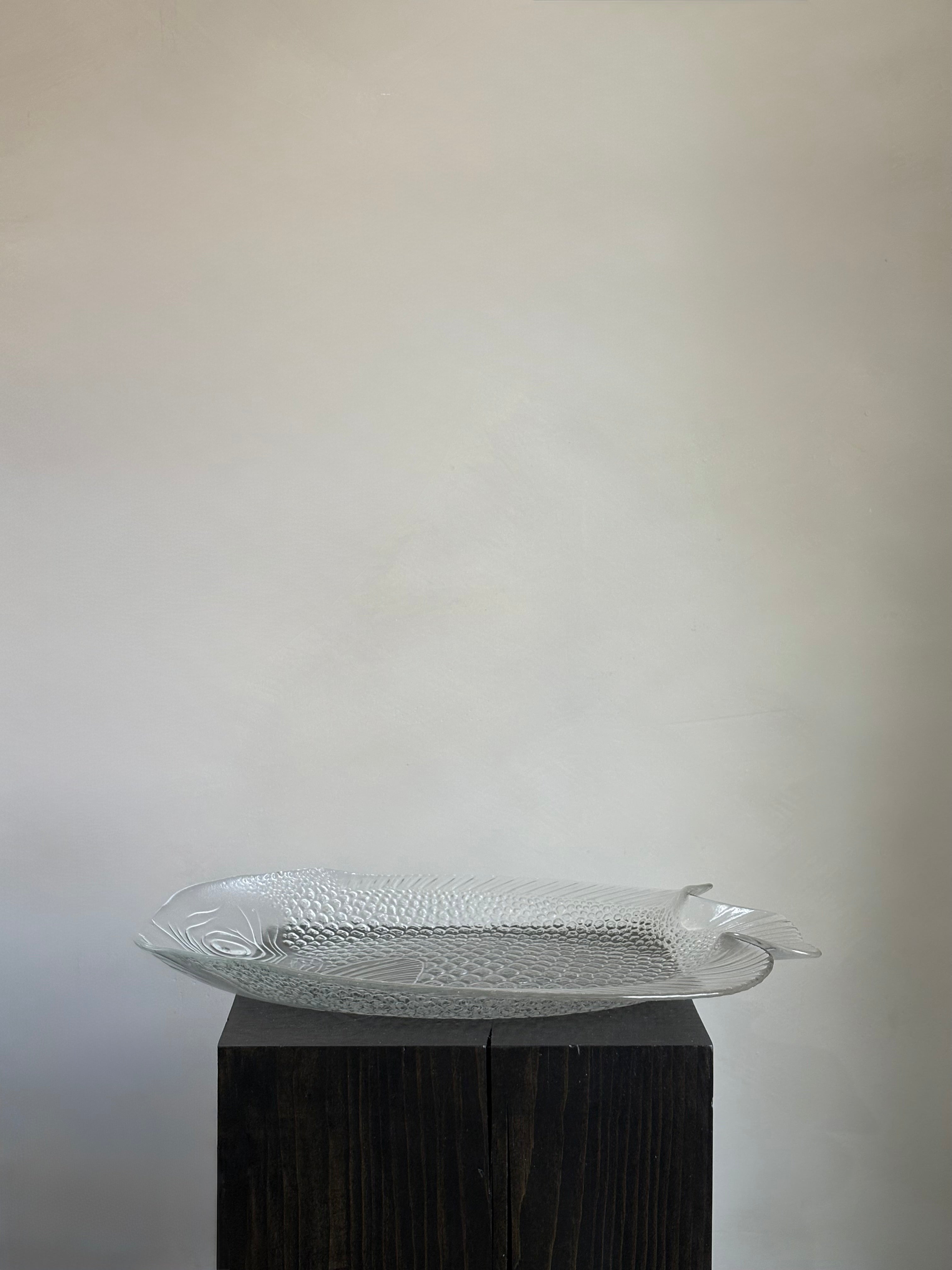 VINTAGE TEXTURED GLASS FISH SERVING PLATE
