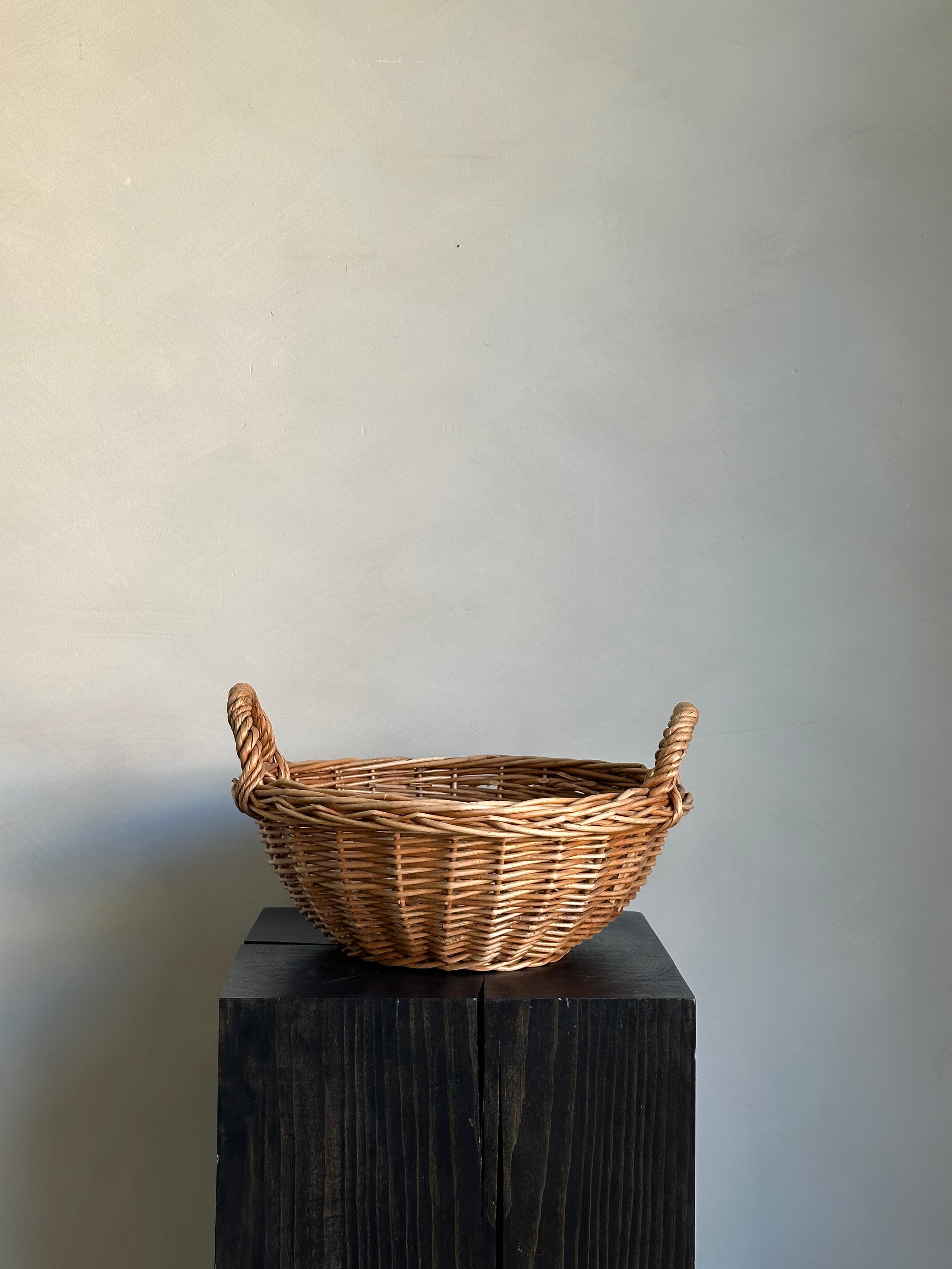 SMALL CIRCLE BASKET WITH HANDLES