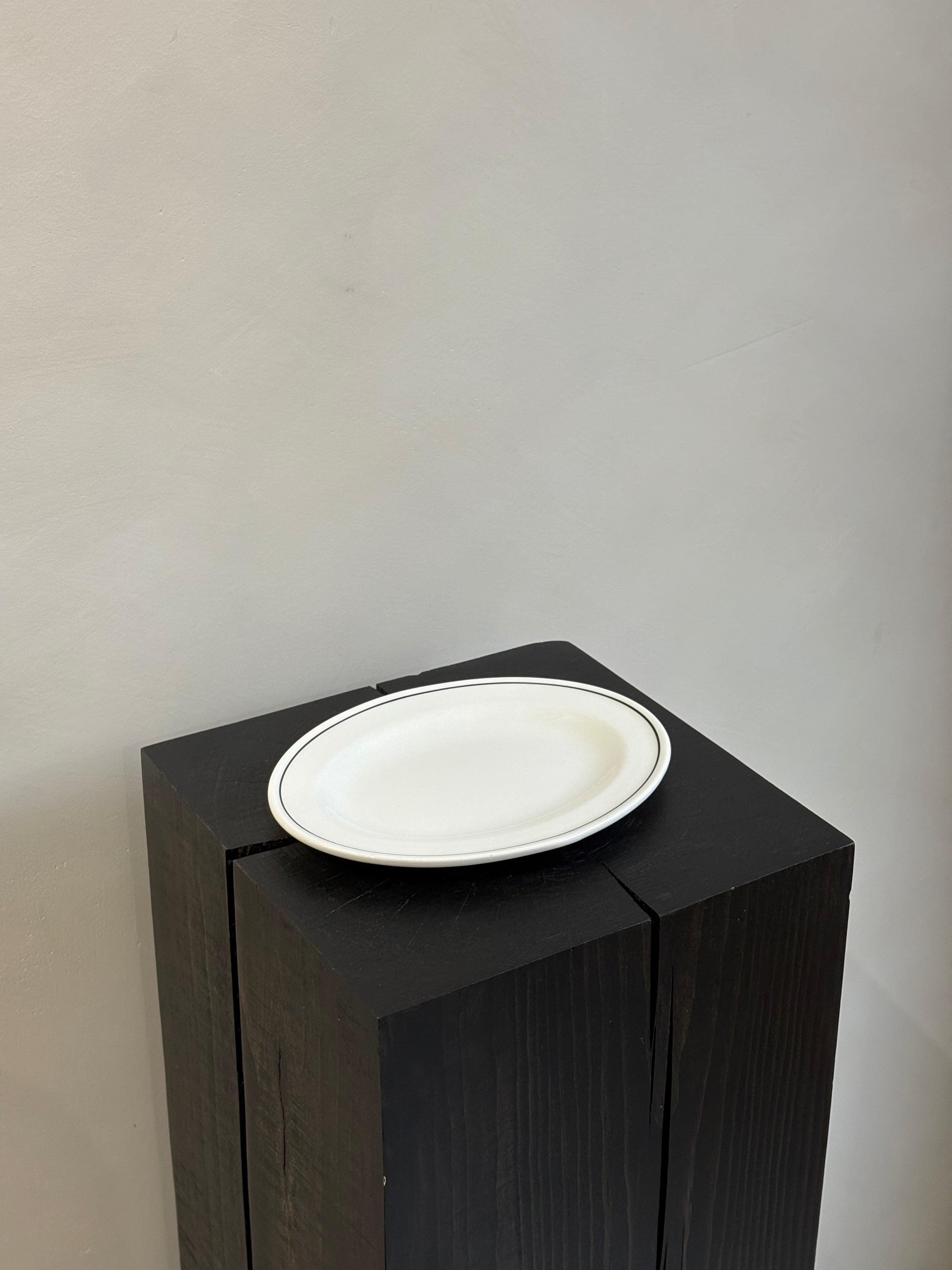 BLACK + WHITE OVAL PLATE