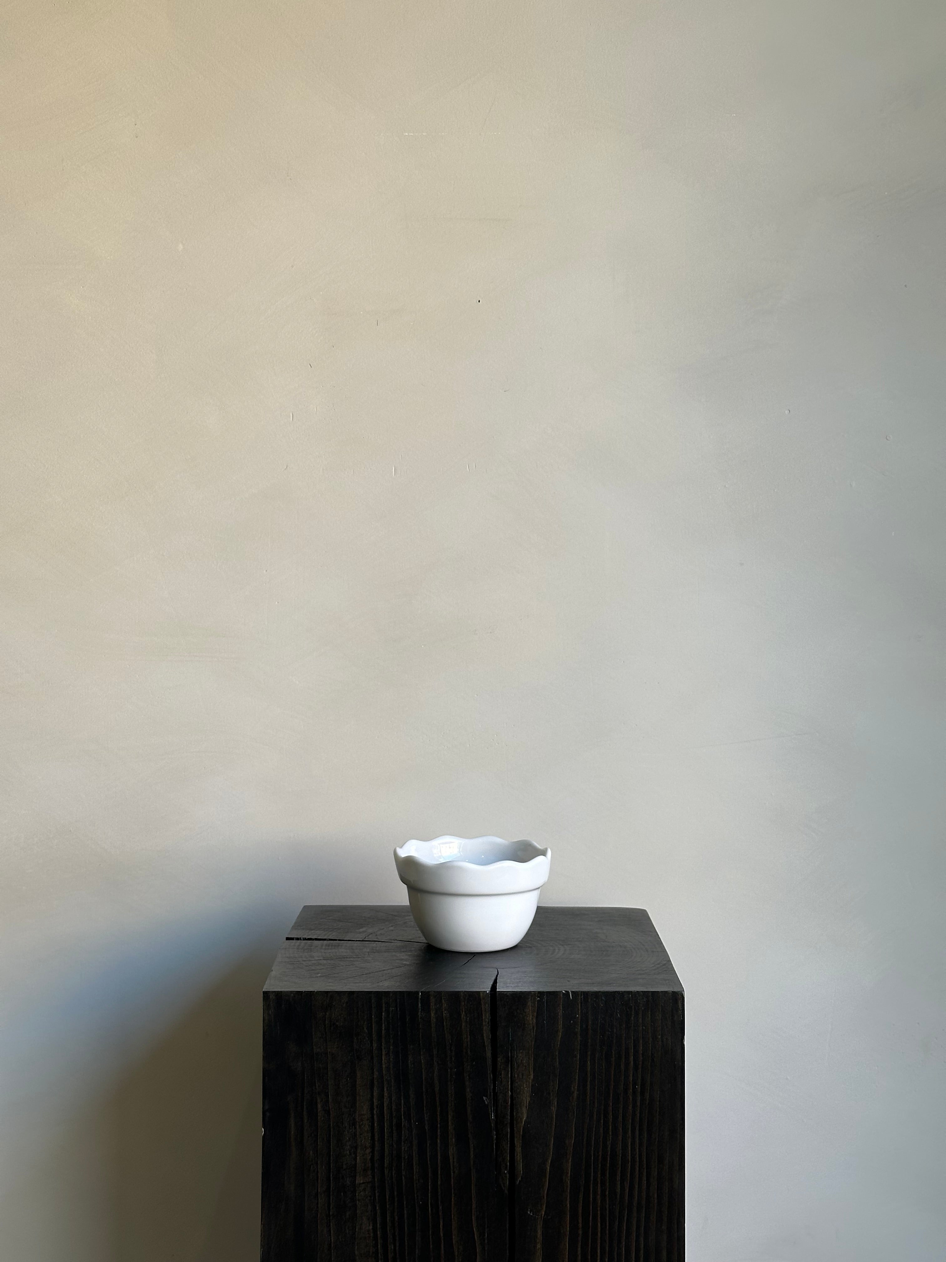 WHITE RUFFLED BOWL - SMALL