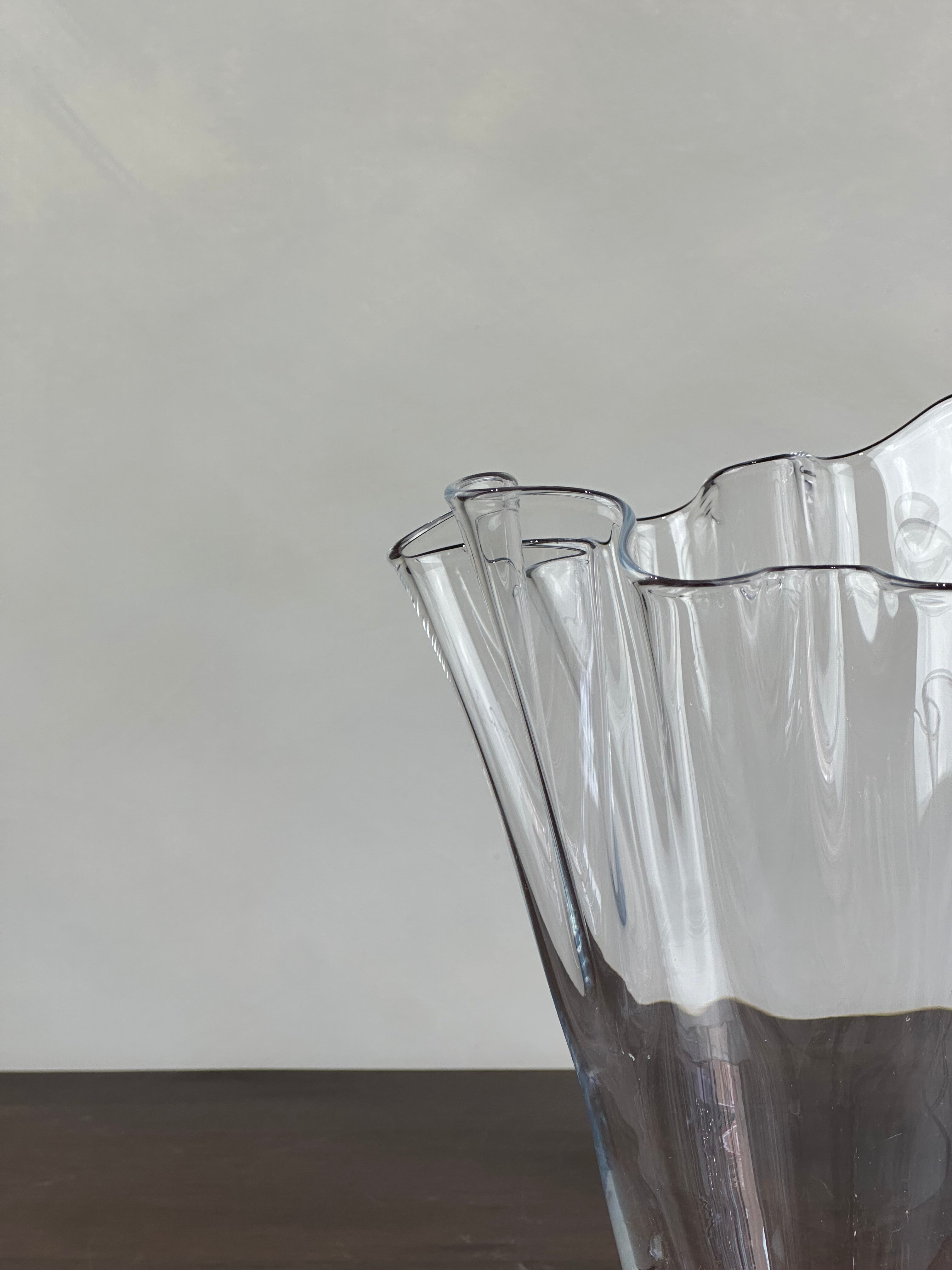 RUFFLED GLASS VASE