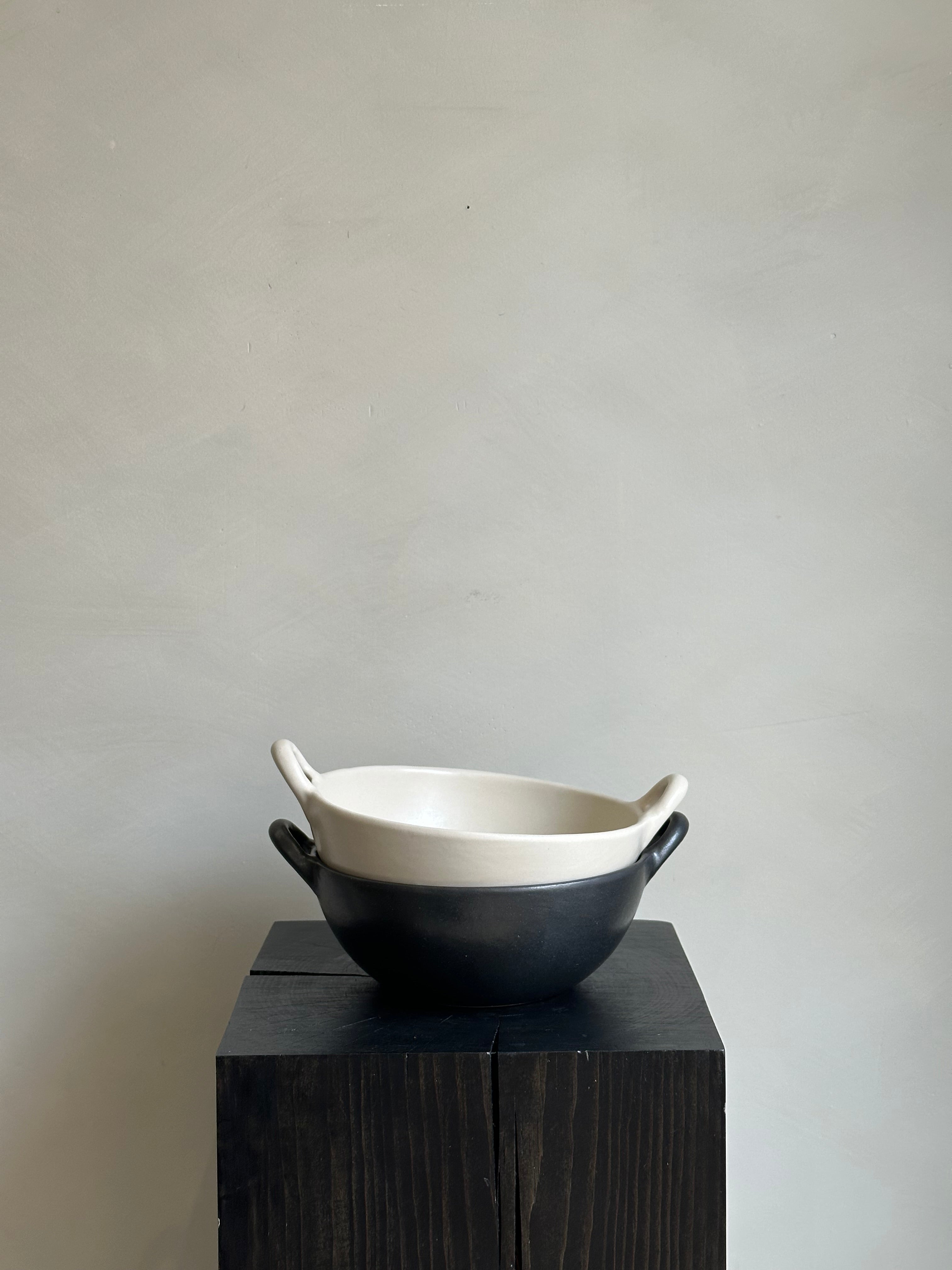 STONEWARE BOWL WITH HANDLES
