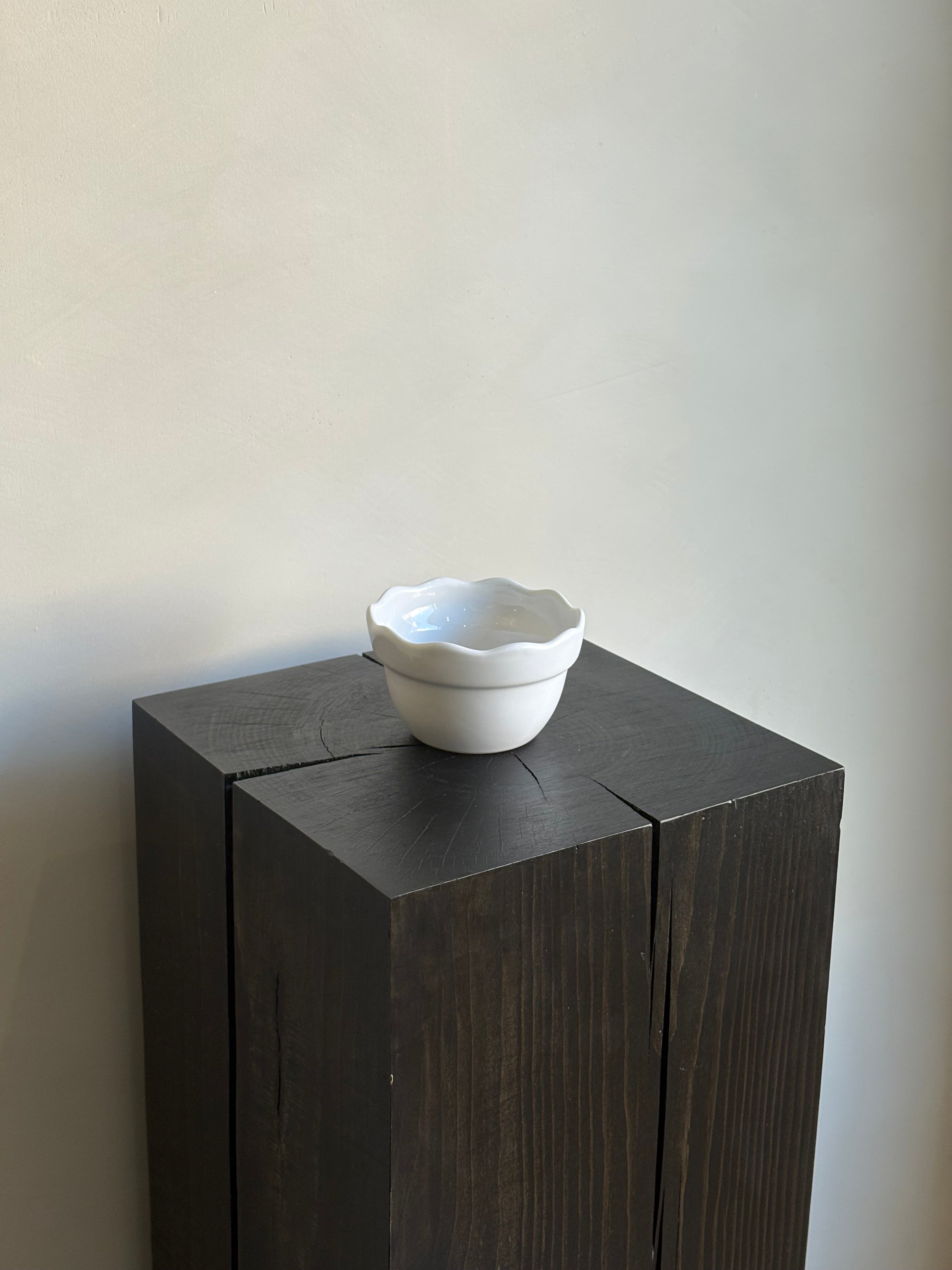 WHITE RUFFLED BOWL - SMALL
