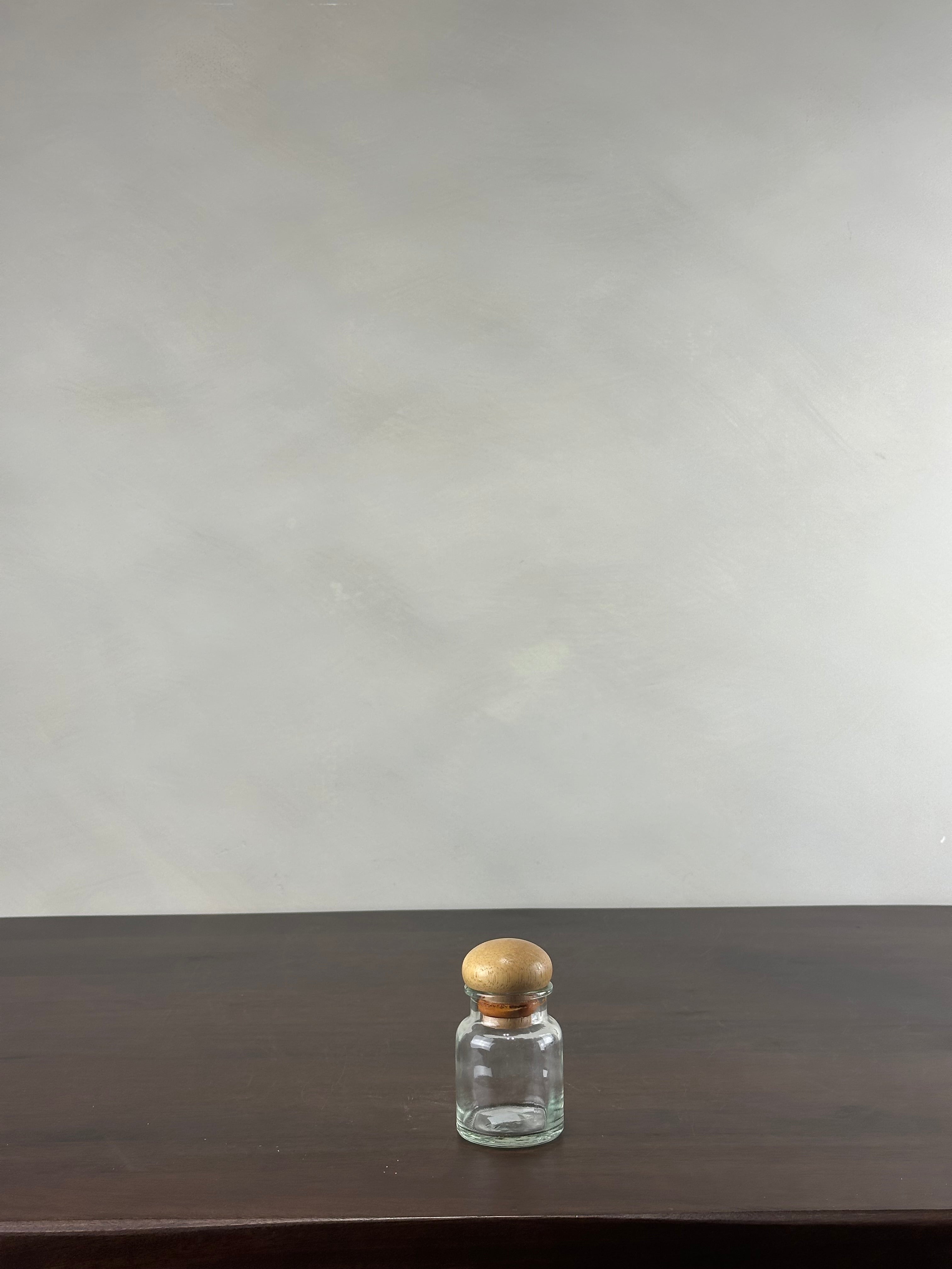 CLEAR JAR WITH WOODEN LID