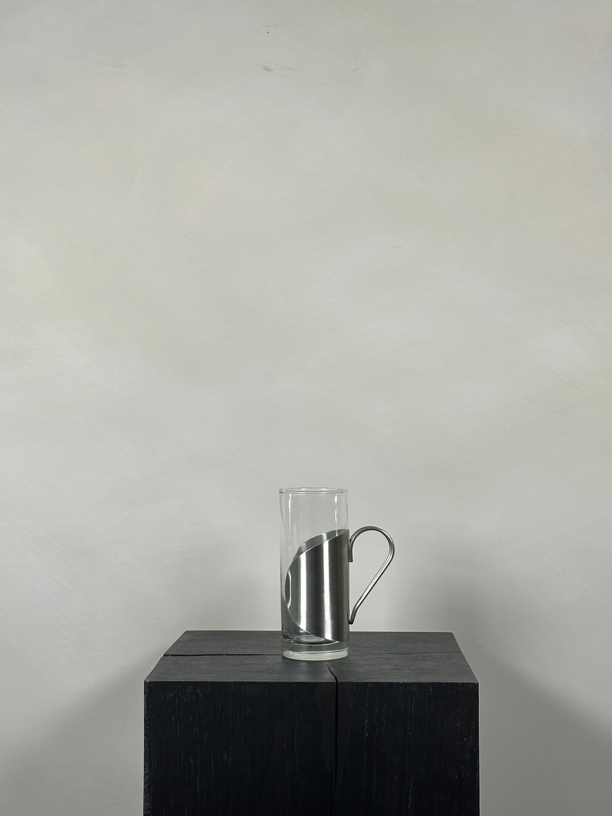TALL GLASS MUG WITH SLIVER SLEEVE