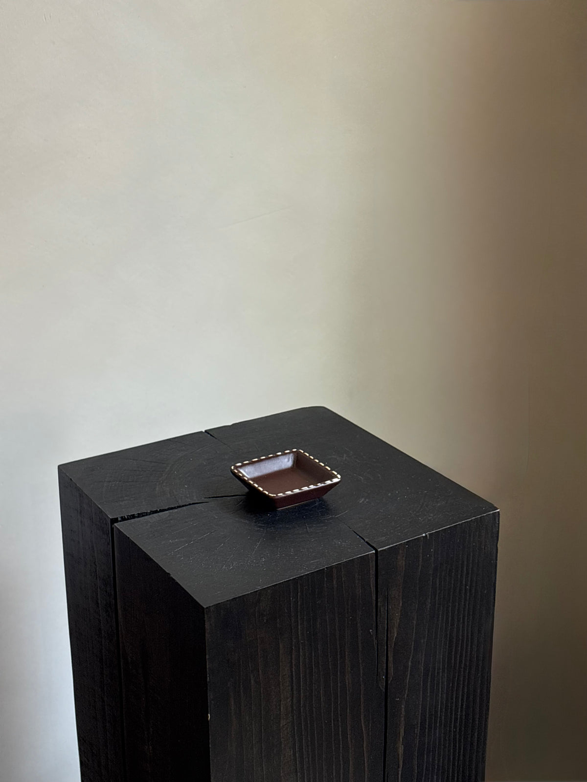 CHOCOLATE CERAMIC SOY SAUCE DISH WITH WHIPSTITCH TRIM
