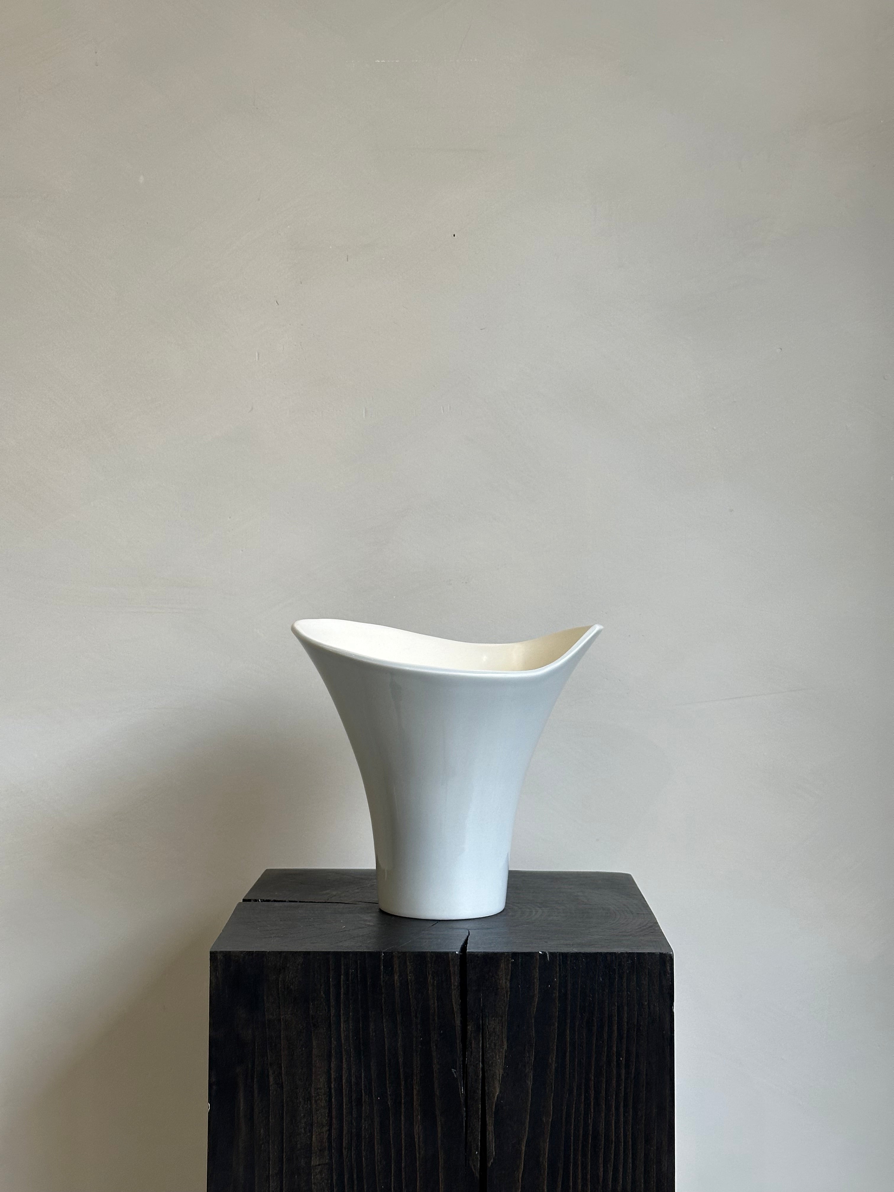 CREAM GREY WAVY VASE