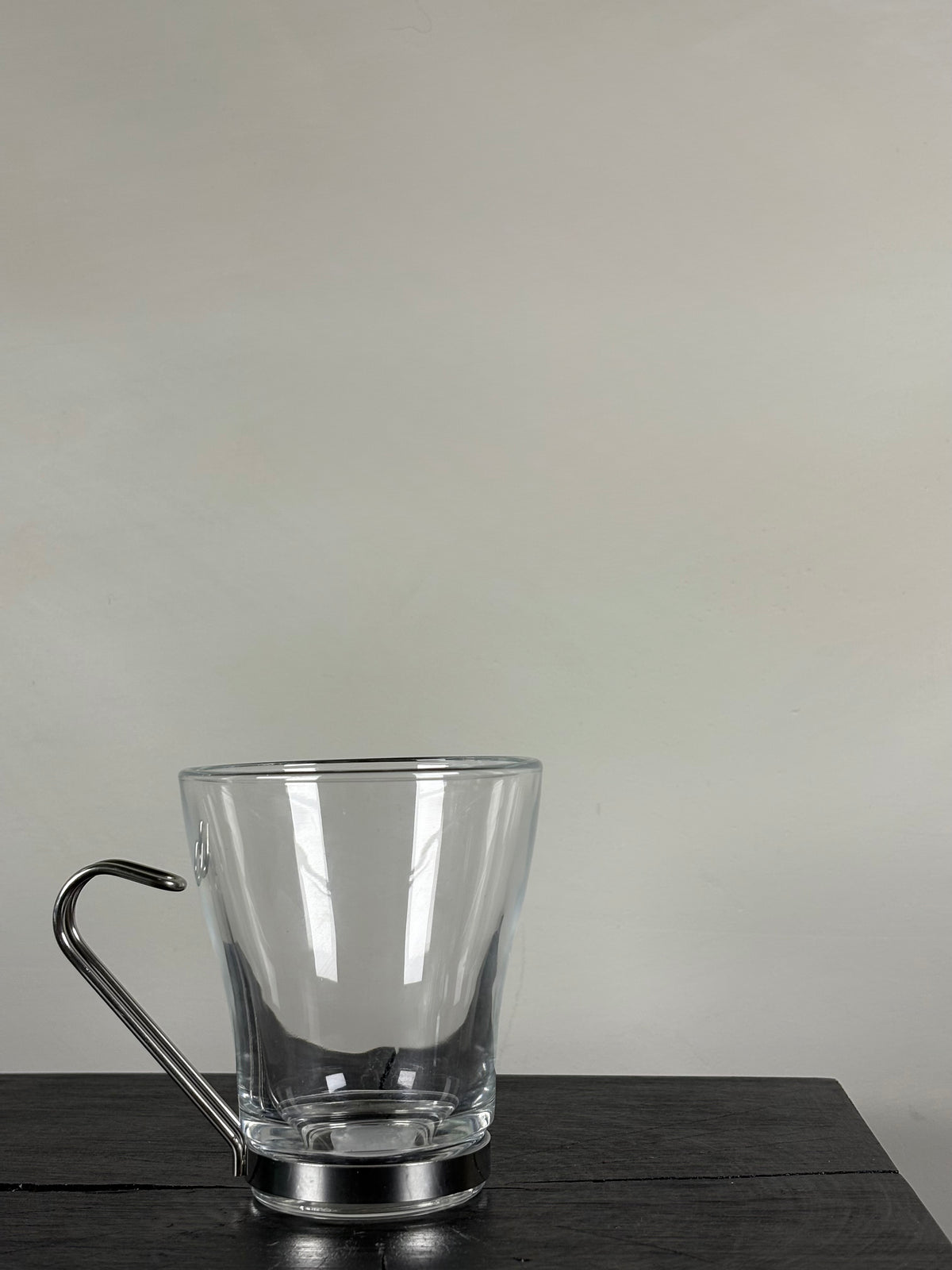 CHROME HANDLE GLASS MUG