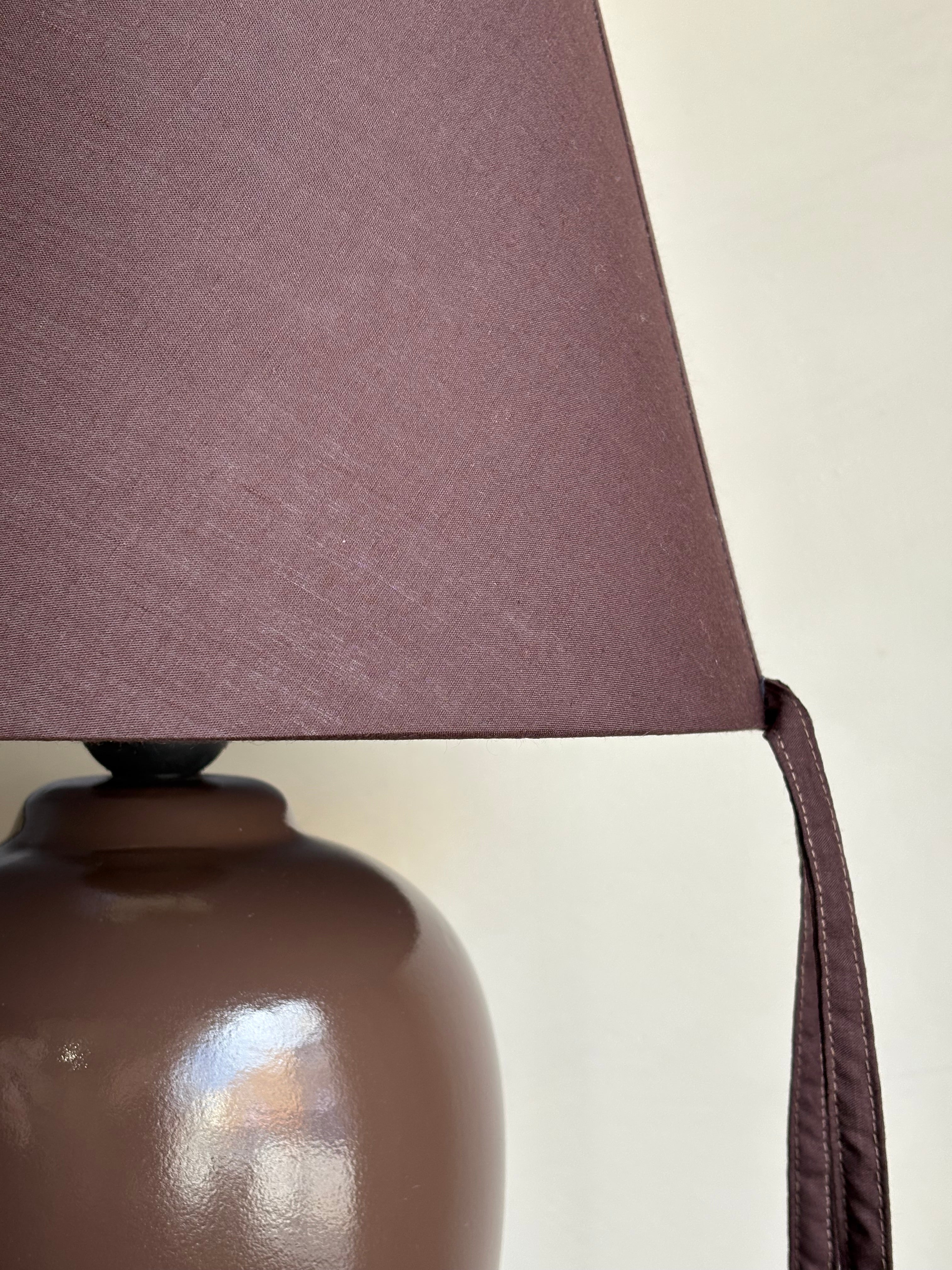 GRANDE BURGUNDY BROWN TABLE LAMP WITH TASSELS