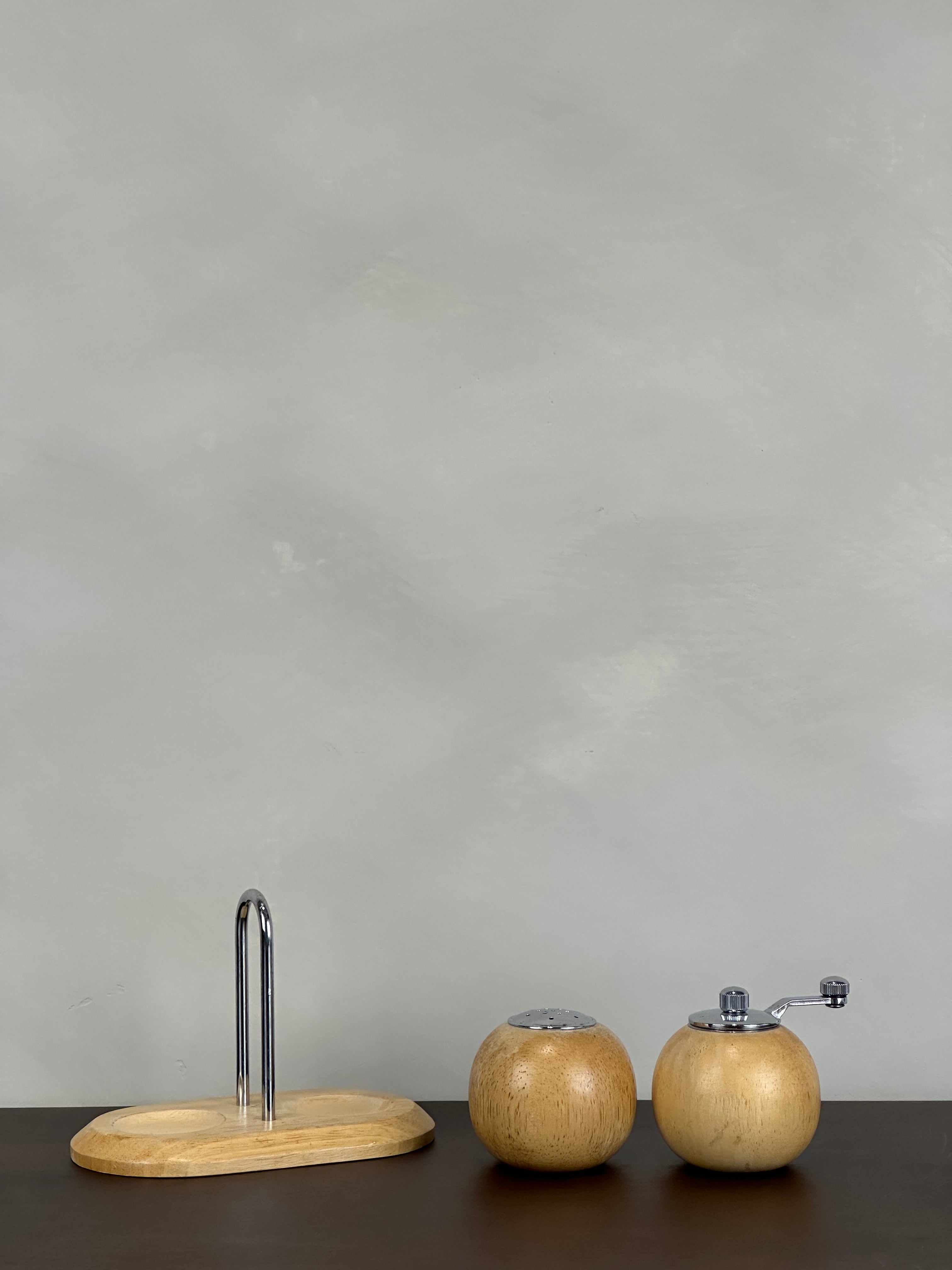 3-PIECE SHAKER SET WITH STAND