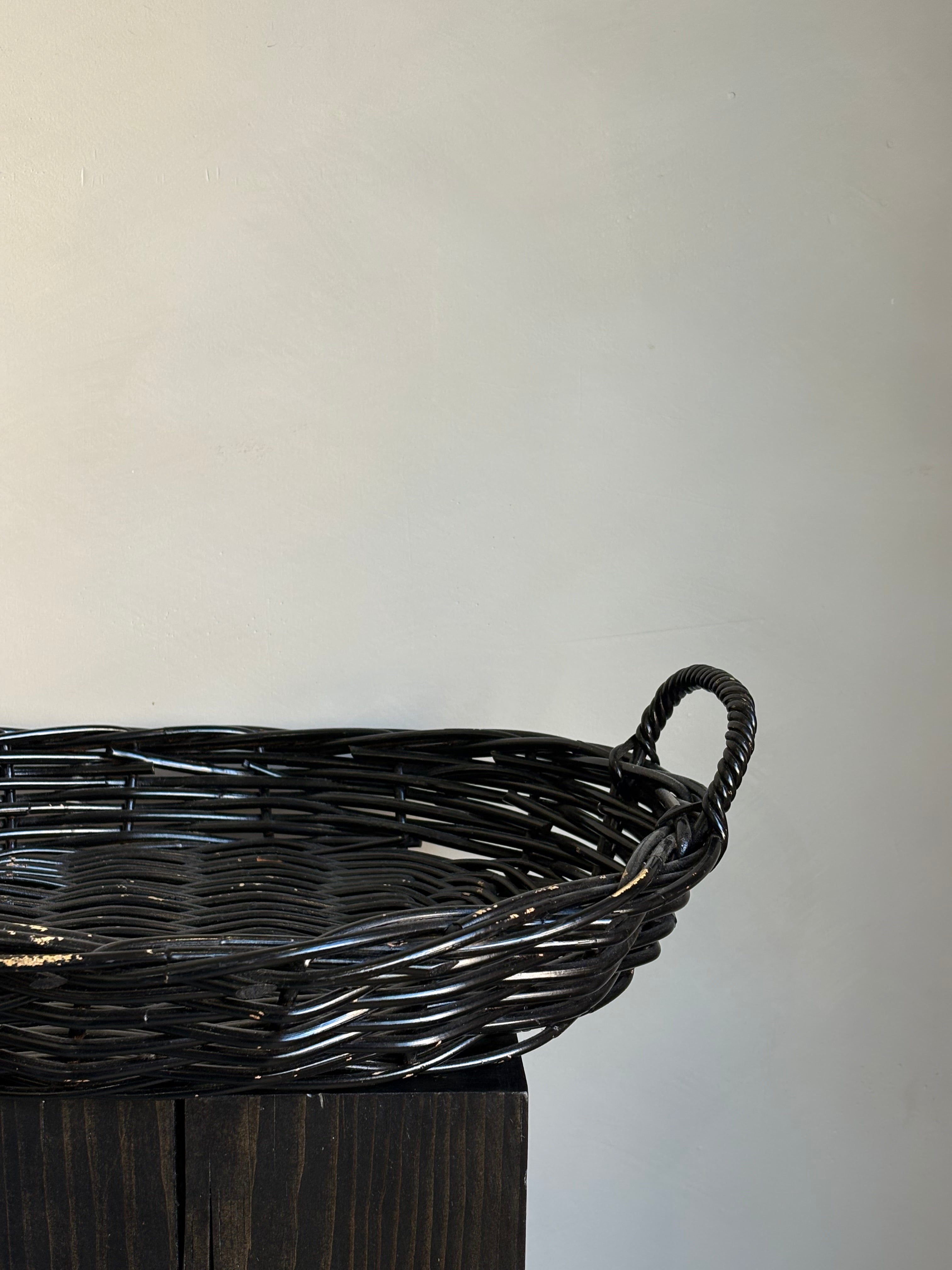 BLACK OVAL BASKET