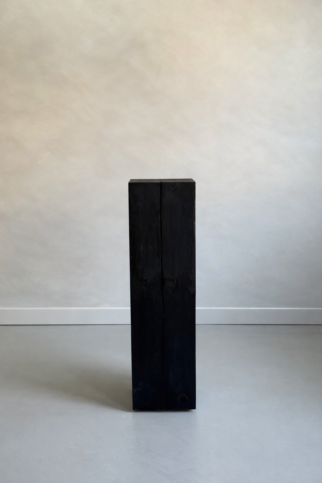 BLACK SOLID WOOD PEDESTAL