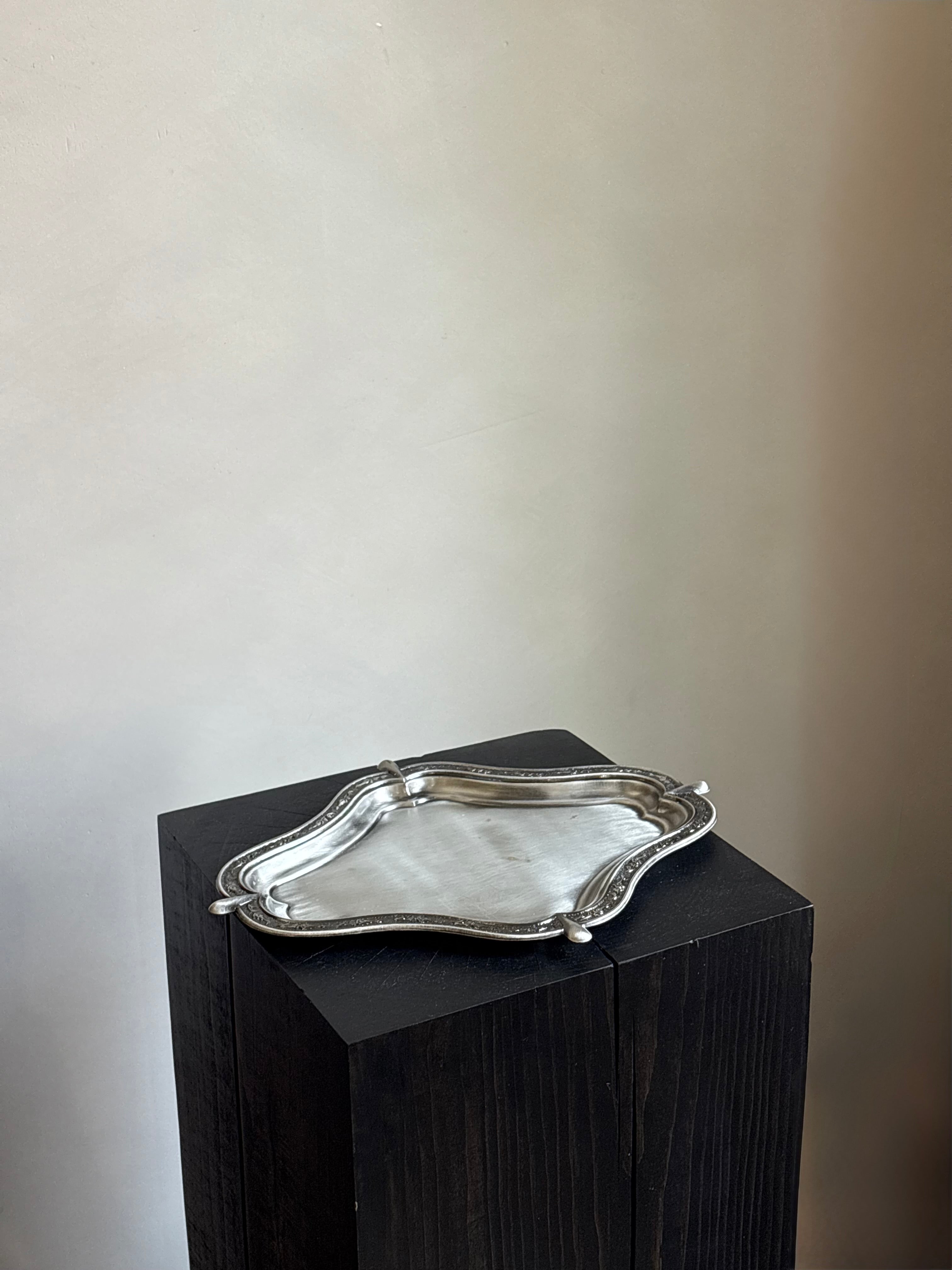 EMBOSSED METAL SCALLOPED TRAY
