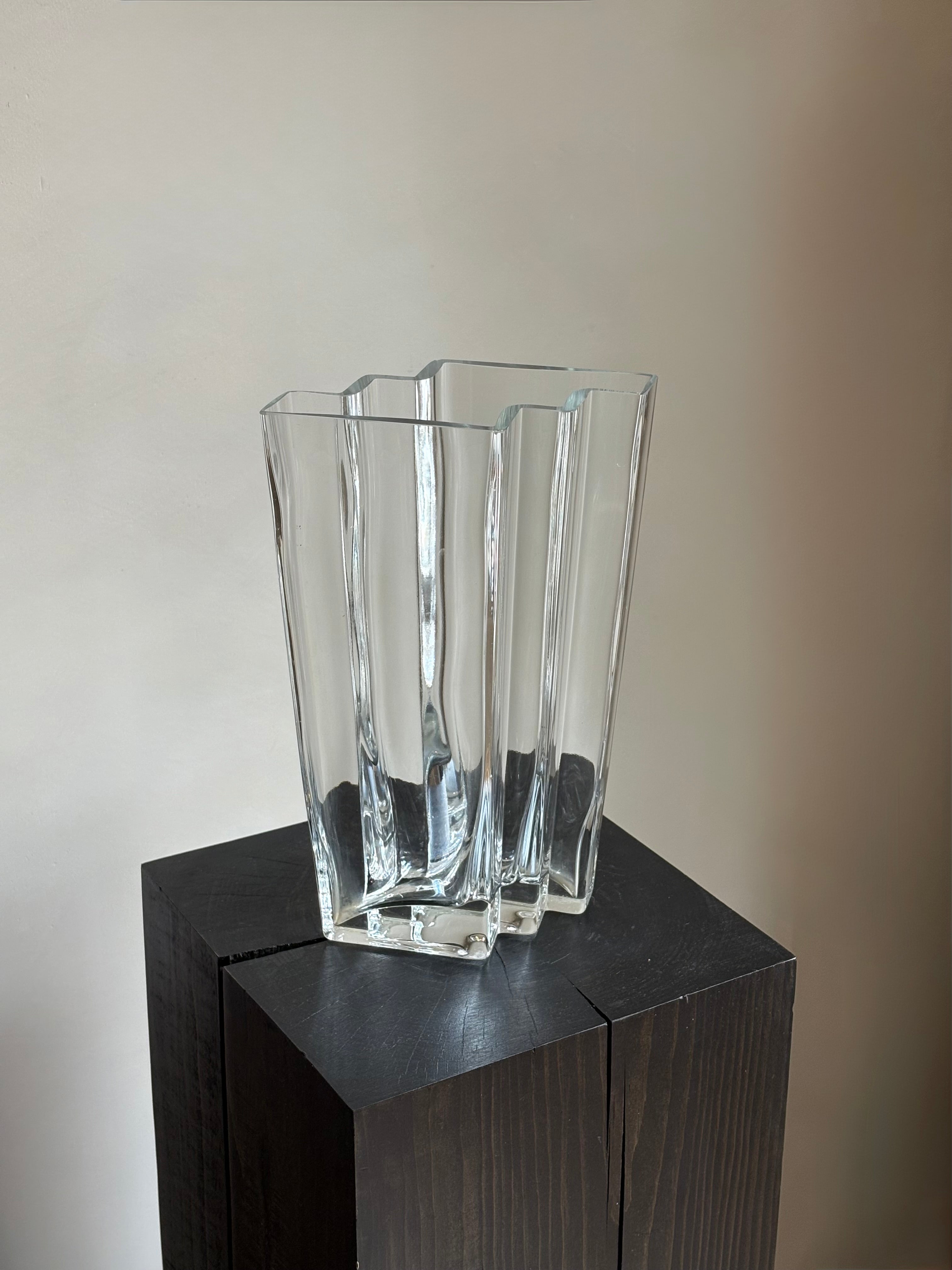 GEOMETRIC FLUTED GLASS VASE