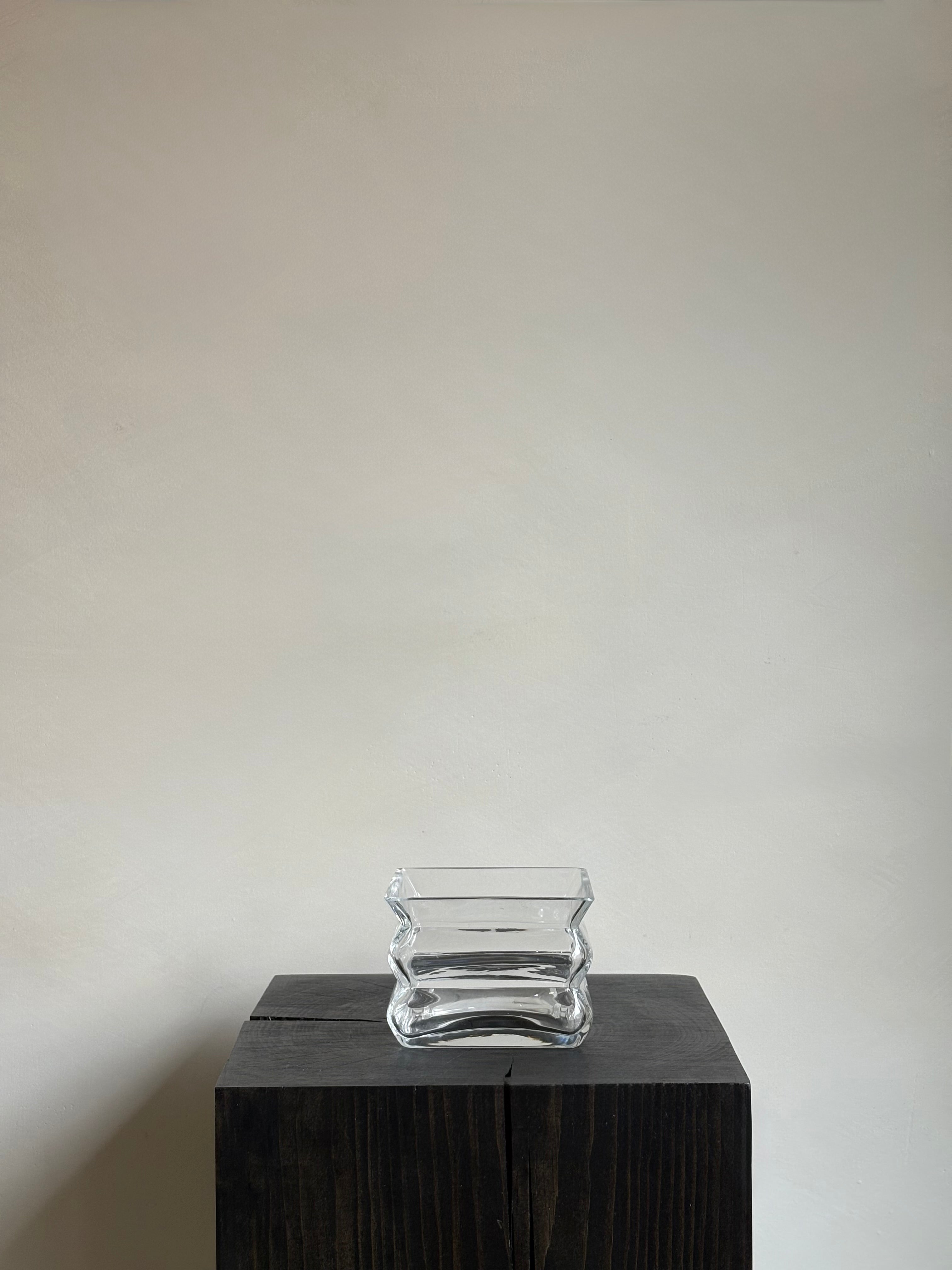 SHORT RIBBED GLASS VASE