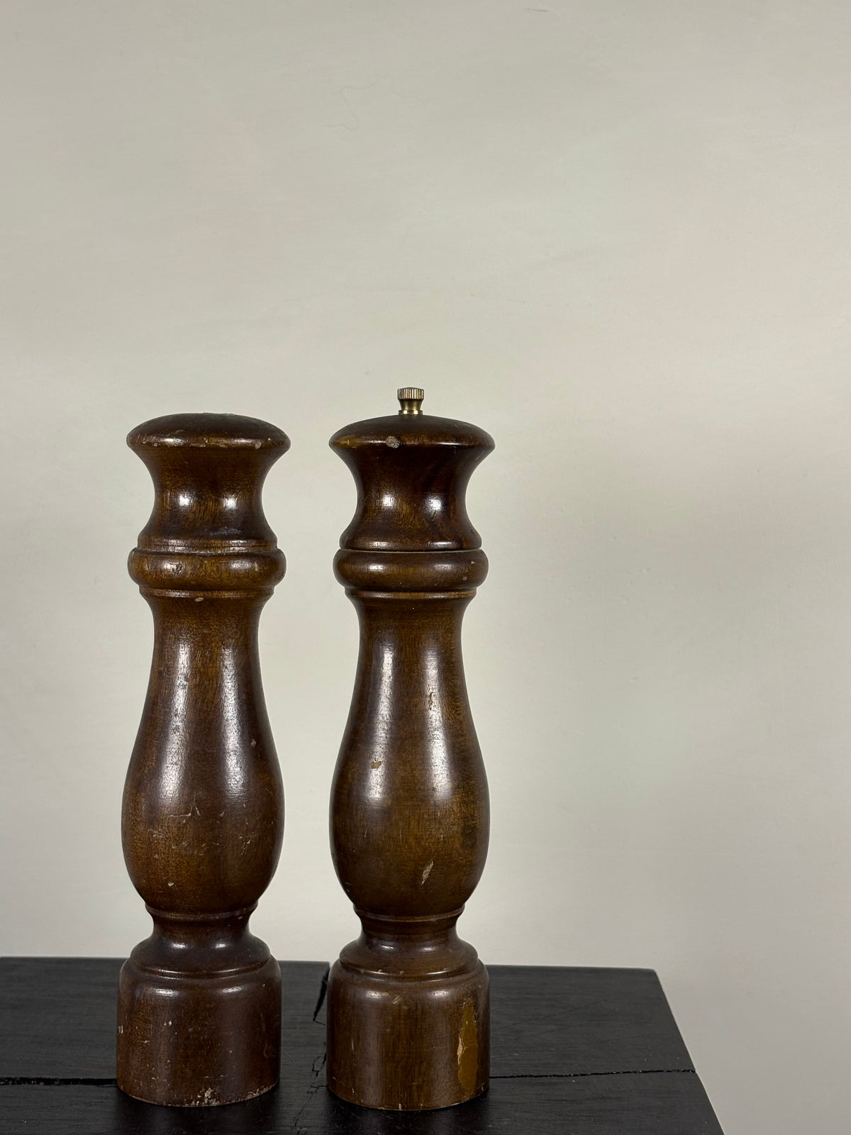 CLASSIC WOODEN SALT AND PEPPER SHAKER SET