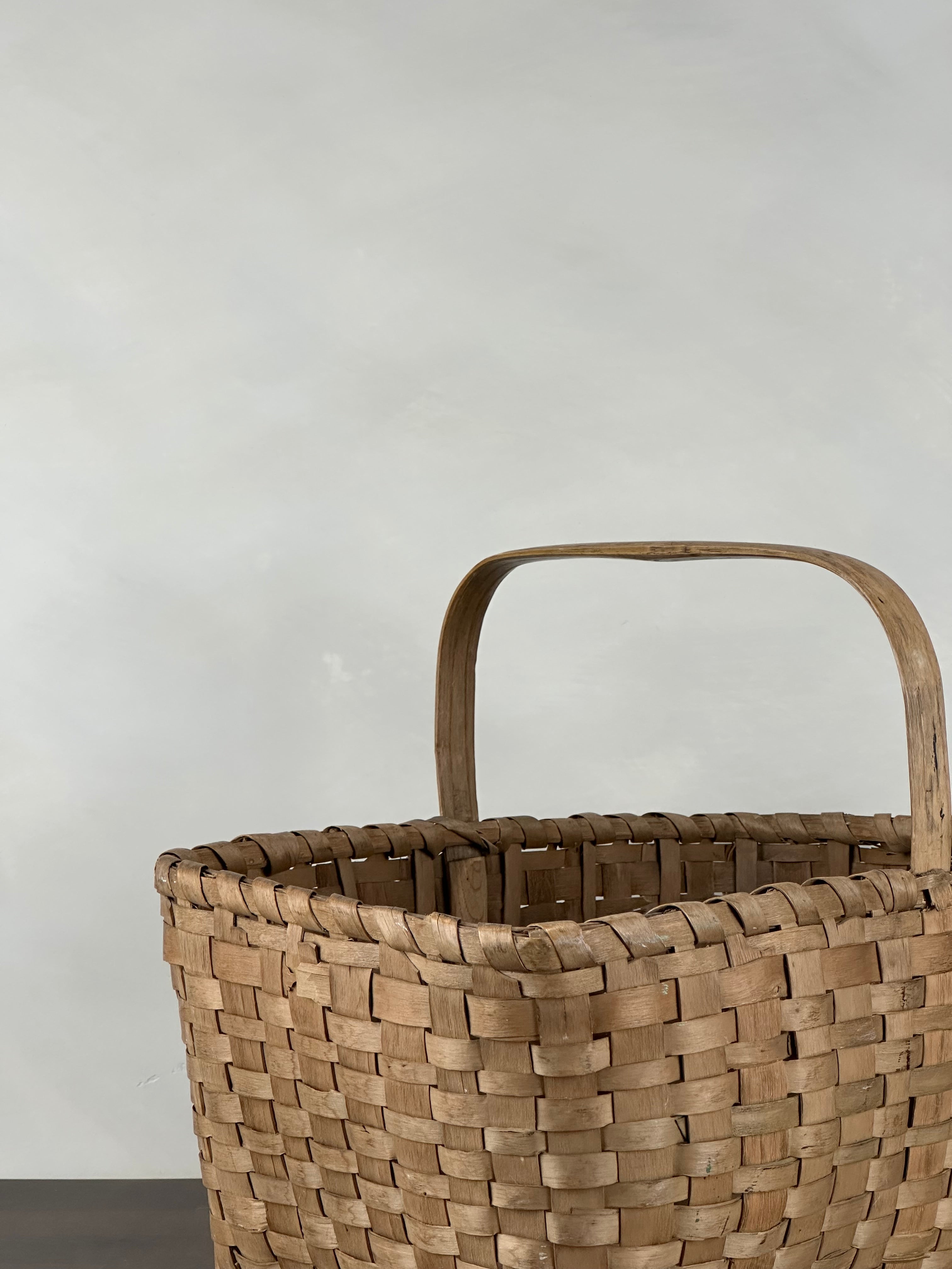 BASKET WITH HANDLE